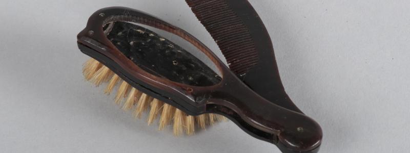 WCHL : 526 Gentleman's combined pocket brush, comb and mirror